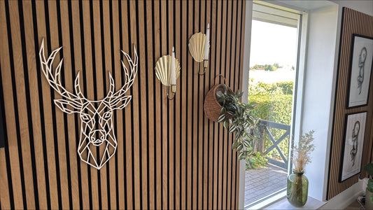 Kronhjort i lyst træ – vægdekoration i geometrisk stil